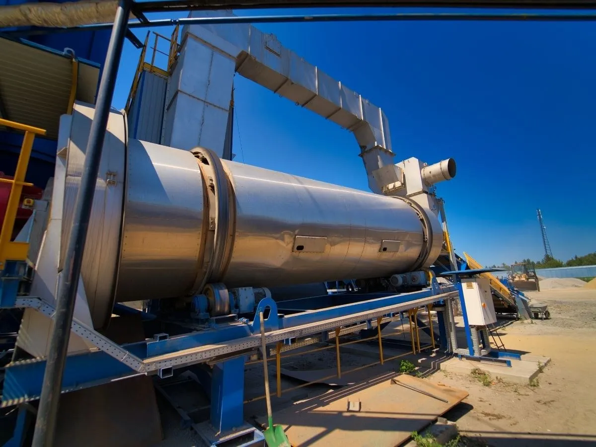 Drying and mixing drum of a drum mix asphalt plant on site