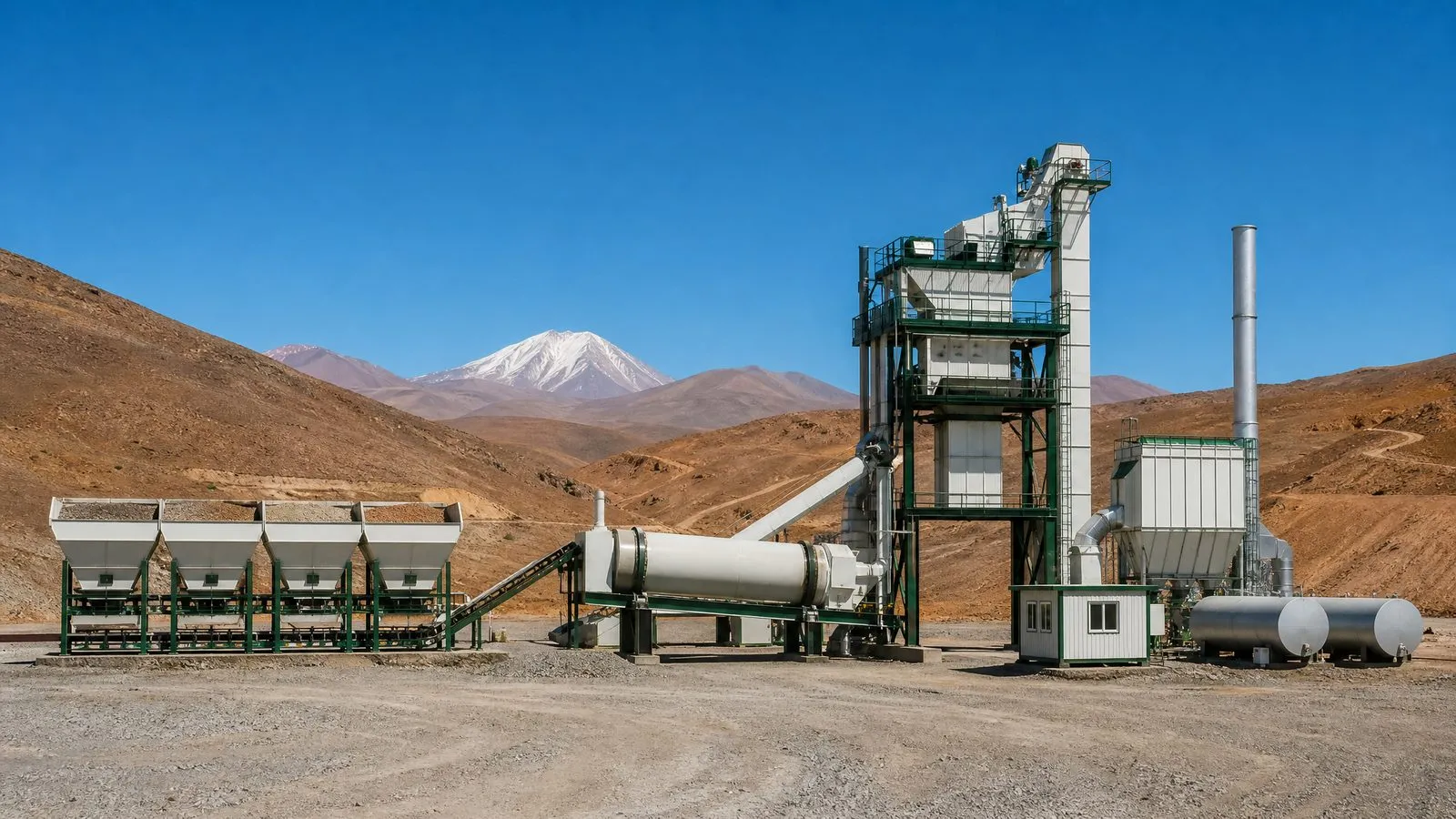 Planta de asfalto móvil en el desierto del norte de Chile, con la cordillera de los Andes al fondo (imagen ilustrativa)