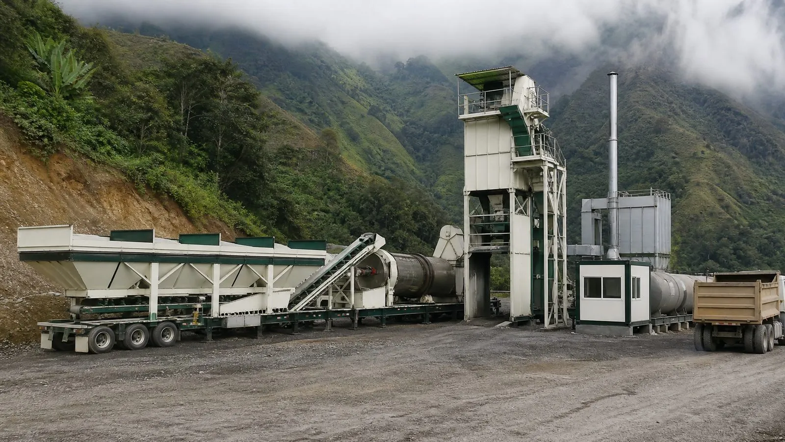 Planta de asfalto móvil sobre chasis junto a una carretera de montaña de los Andes colombianos (imagen ilustrativa)