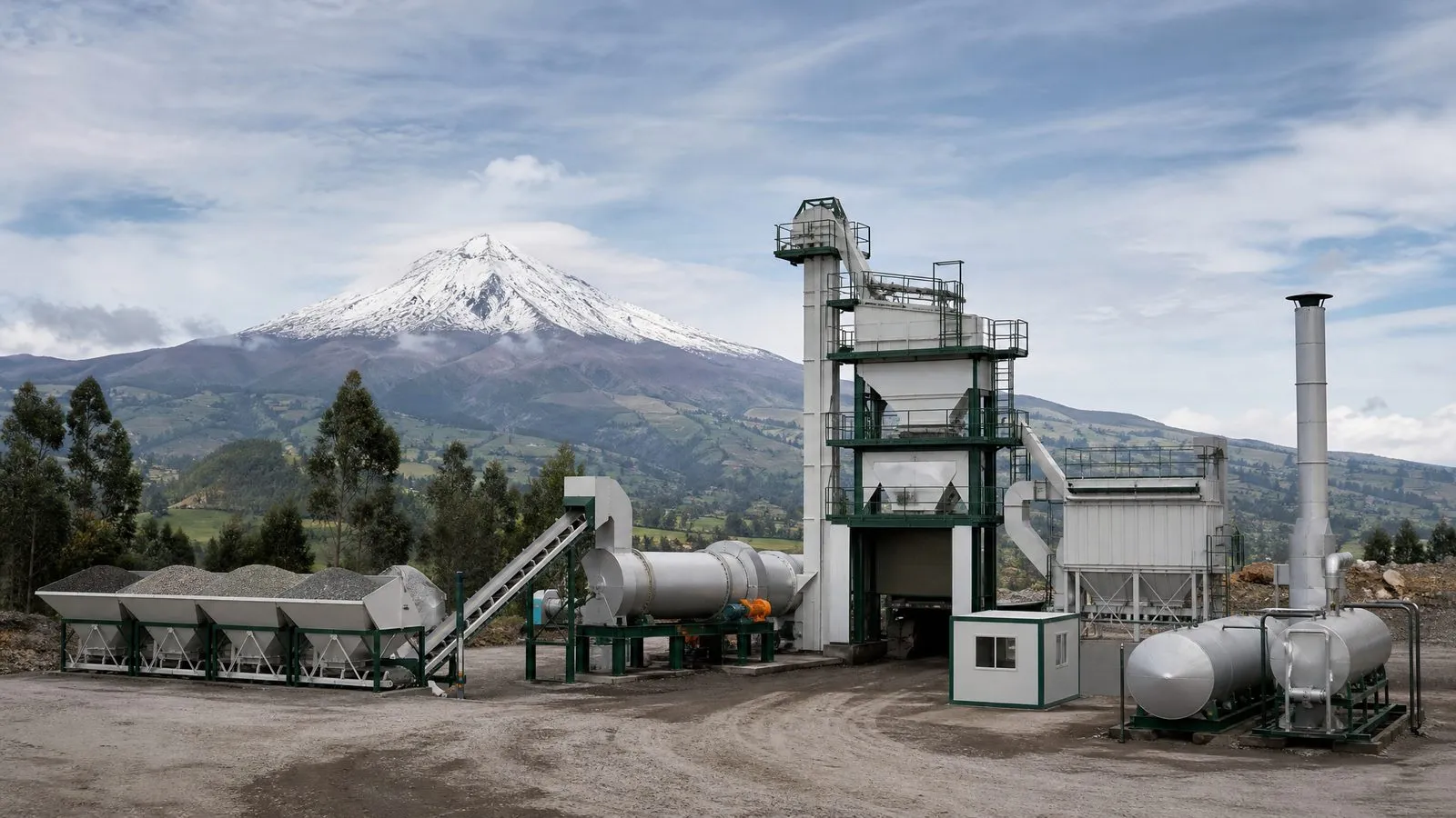 Planta de asfalto discontinua en la sierra de Ecuador, con un volcán nevado al fondo (imagen ilustrativa)