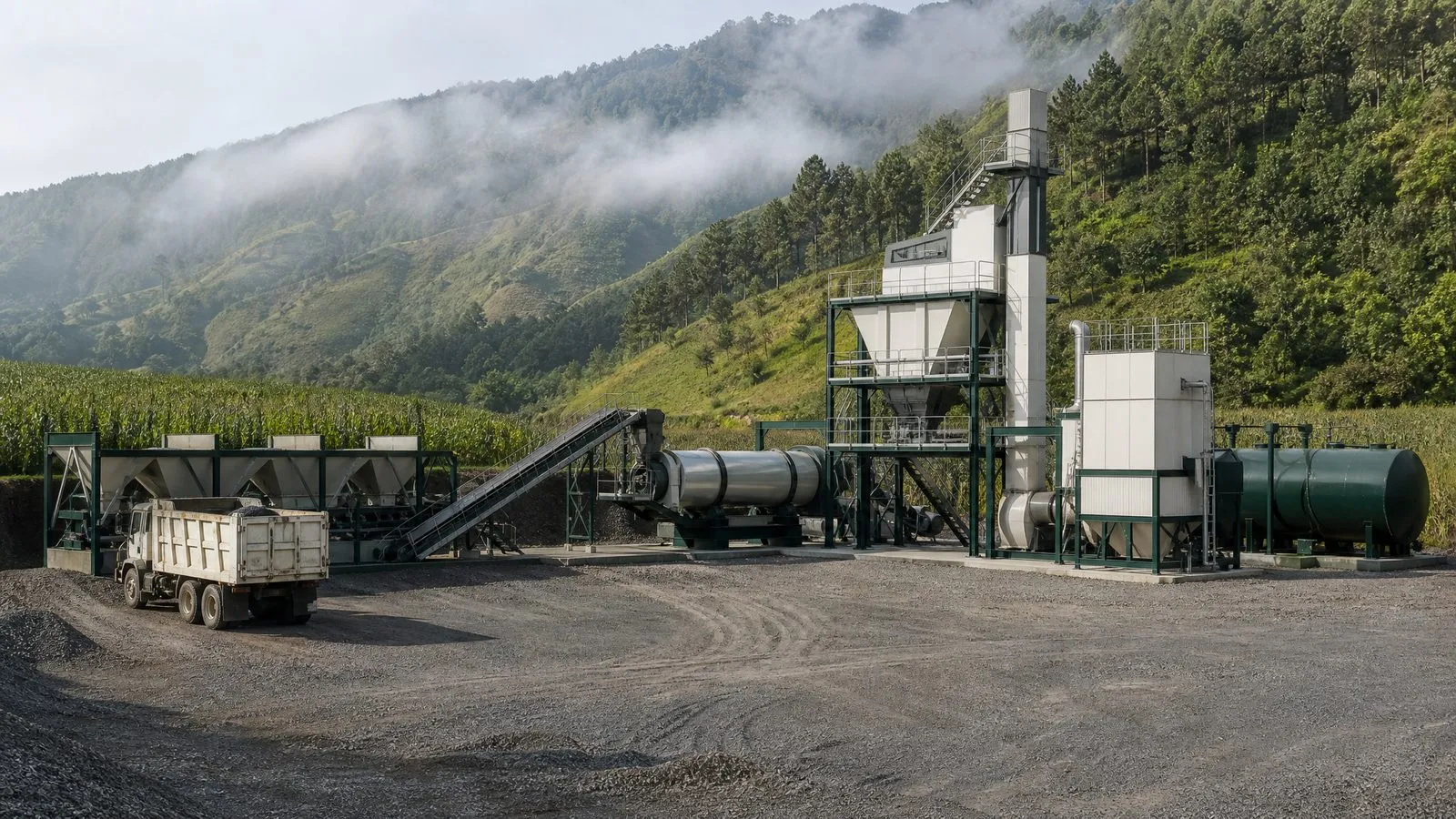 Planta de asfalto en contenedores en un valle de montaña de Centroamérica, con bosque de pinos y neblina (imagen ilustrativa)