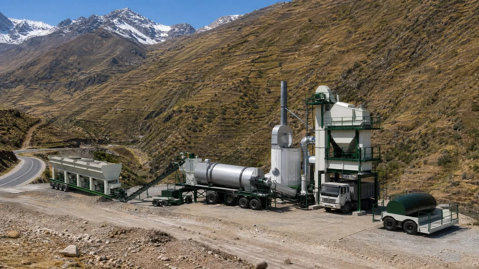 Planta de asfalto móvil sobre remolque en una plataforma junto a una carretera de montaña en los Andes (imagen ilustrativa)